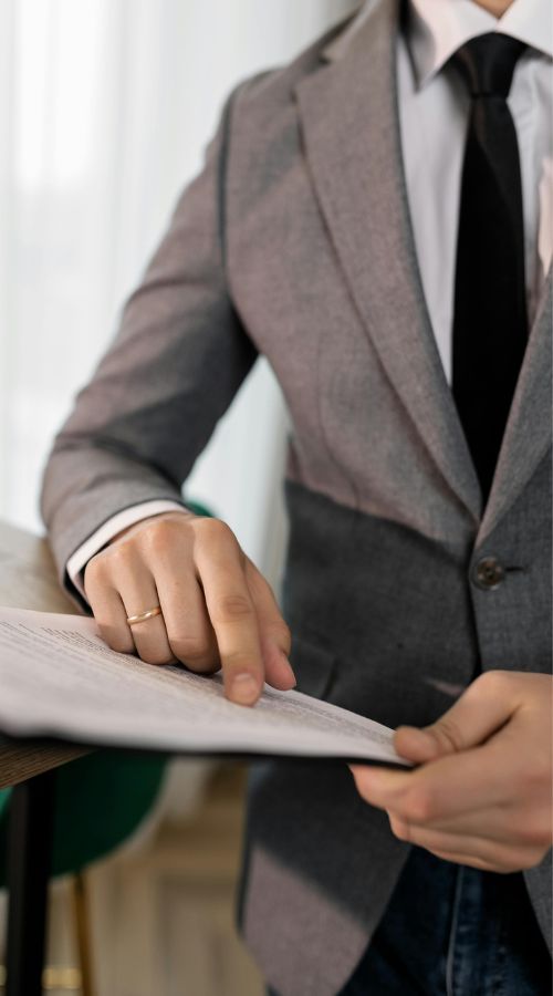 chargé de clientèle professionnels analysant un dossier client